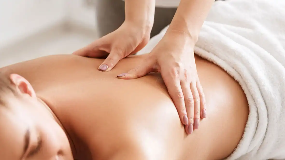 Alpha-Techno-AT 629 KI-Massagearten AT 629 KI- Detailansicht Frau wird von 2 Händen sichtlich entspannend massiert