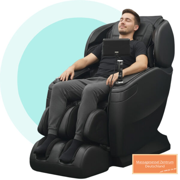 Massagesessel Alpha Techno AT-629 KI Massagesessel Alpha Techno AT-629 KI in der Farbe schwarz mit einen jungen entspannten Mann der auf dem Sessel sitzt und die Massage genießt