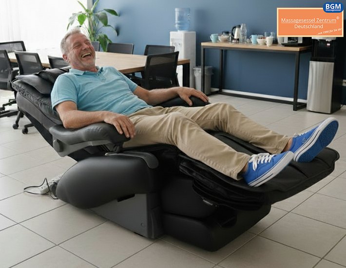 Mann liegt lachend im BGM Massagesessel Mann liegt lachend im BGM Massagesessel
