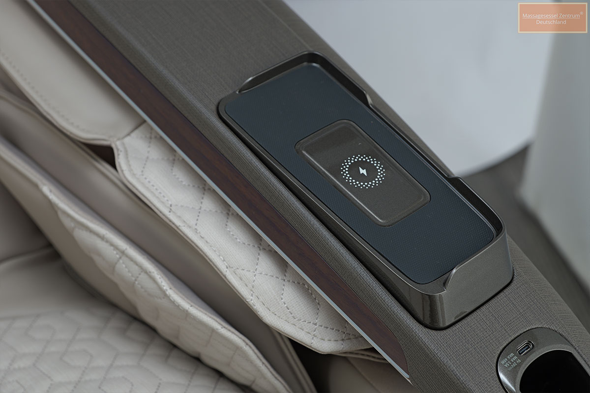 Alpha Techno-Massagesessel- AT 638 KI - Detailfoto von der kabellosen Handy-Aufladestation.
