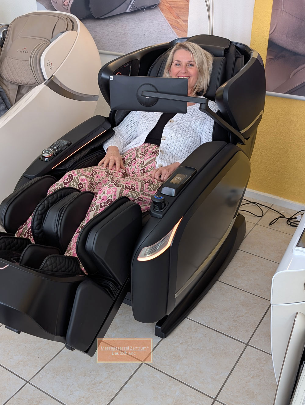 Massagesessel-Alpha-Techno-AT-638KI-wird-getestet-von-Gabriele-Kutzborski-vom-Massagesessel--Zentrum-Deutschland